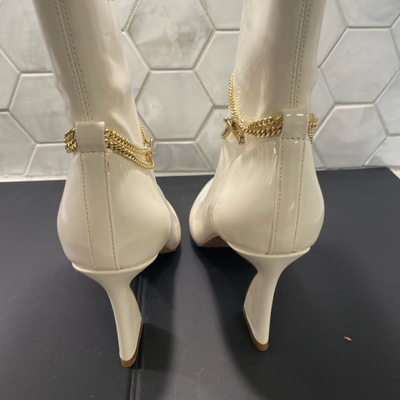 Charles By Charles David LUGO Gold Chain Booties White Size 7 Brand New! Sleek - Picture 9 of 12